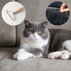 Brosse anti poils de chat pour canapé avec illustration des poils accumulés.