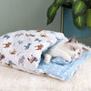 Chat dormant dans un Sac De Couchage Pour Chat bleu avec motif chevaux.