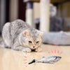 chat observant un jeu poisson pour chat vibrant sur le sol.