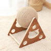 Griffoir chat sisal design en forme de triangle avec boule en corde.