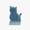 Brosse murale pour chat bleue en forme de silhouette féline, vue de face.