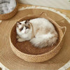 Chat blanc et beige confortablement installé dans un panier osier pour chat.