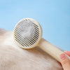 Brosse pour chat poil long beige avec poils retirés en un seul geste.