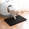 Tapis de Litière pour Chat - Chaton blanc sortant d’une maison de toilette posée sur un MiaouMat.