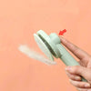 Brosse pour chat poil long avec bouton de retrait des poils simplifié.