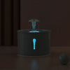 Fontaine pour chat design fleur illuminée la nuit avec lumière bleue.