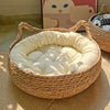 Panier osier pour chat avec coussin moelleux crème dans une pièce lumineuse.