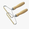 Deux Brosses anti poils de chat en métal avec manche en bois ergonomique.