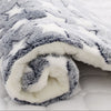 Couverture Apaisante Pour Chat en peluche gris étoilé, douce et confortable pour le repos félin.