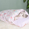 Chat dormant profondément dans un Sac De Couchage Pour Chat rose à pois.