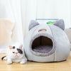 Niche Chat Intérieur Igloo Chat grise posée au sol à côté d'un chat blanc.