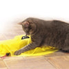 Chat jouant avec un Tapis De Jeu Pour Chat motorisé sur sol carrelé.