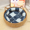 Panier osier pour chat avec coussin noir à motifs blancs style japonais.