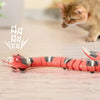 Jouet serpent pour chat en mouvement avec lumière LED et chat curieux.