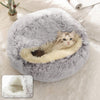 Panier fermé pour chat gris clair avec doublure crème, idéal pour le confort.