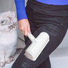 Utilisation du Rouleau Poils De Chat sur un pantalon noir couvert de poils de chat.