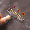 Brosse anti poils de chat en action pour retirer les poils sur textile.