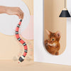 Démonstration du jouet serpent pour chat suspendu devant un chat attentif.