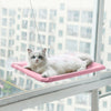 Hamac de Fenêtre Pour Chat en rose avec un chat blanc regardant vers l’objectif.