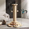 Tour griffoir en sisal design avec base ludique et jouet à plumes dans un intérieur moderne.
