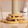 Zoom sur la base de la tour griffoir en sisal avec balles intégrées pour chats.