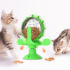 Chat jouant avec un Jouet Distributeur De Croquettes Pour Chat en forme de roue verte.