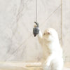 Chat blanc attrapant une souris suspendue – Jouet Souris Pour Chat en action.