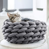 Panier original pour chat en gris foncé avec maille épaisse et chat posé.