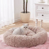 Panier Pour Chat beige avec un chat blanc assis dedans, ambiance cosy.