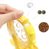 Zoom sur le remplissage du Jouet Distributeur De Croquettes Pour Chat avec croquettes, herbe à chat et balle.