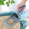 Pelle à Litière pour Chat en train de ramasser les excréments avec sac intégré fixé au manche.