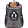 Chat roux dans un sac à dos pour chat noir avec ouverture supérieure.