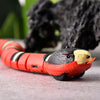 Gros plan sur la tête réaliste d’un jouet serpent pour chat avec langue mobile.