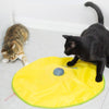 Deux chats s'amusant avec un Tapis De Jeu Pour Chat en tissu jaune.