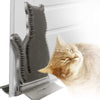 Brosse murale pour chat fixée sur une porte avec un chat frottant sa tête.