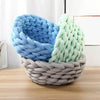Panier original pour chat en maille tressée décliné en bleu, vert et gris.