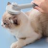 Brosse pour chat poil long utilisée sur un chat blanc à poils mi-longs.