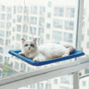 Hamac de Fenêtre Pour Chat en bleu avec un chat blanc aux yeux bleus.