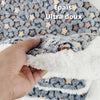 Gros plan sur l’épaisseur d’une Couverture Apaisante Pour Chat ultra-douce et chaude.