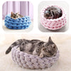 Panier original pour chat décliné en plusieurs coloris avec chats confortablement installés.