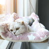 Hamac de Fenêtre Pour Chat avec coussin en polaire rose à motif étoiles et chat gris clair.