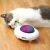 Chat couché en train de mordre les plumes d’un jouet automatique pour chat.