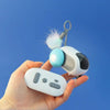 Jouet Souris pour chat TurboMouse avec télécommande en main, idéal pour l'interaction féline.