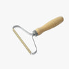 Brosse anti poils de chat simple, design minimaliste et efficace.