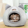 Chat roux endormi dans une Niche Chat Intérieur Igloo Chat douce et confortable.