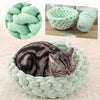 Panier original pour chat vert pastel avec vue zoomée sur la texture douce.