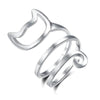 Bague chat minimaliste en argent vue de près.