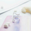 Bague chat élégante avec fond pastel artistique.