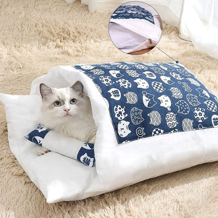 Chat confortablement installé dans un Sac De Couchage Pour Chat à motif chats bleus.