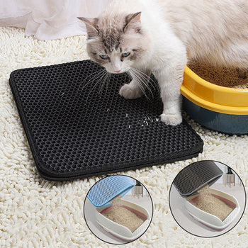 Tapis de Litière pour Chat - Chat sortant de la litière avec des grains captés par le tapis alvéolé.